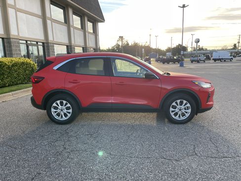 Used 2024 Ford Escape Active AWD/4WD image 3