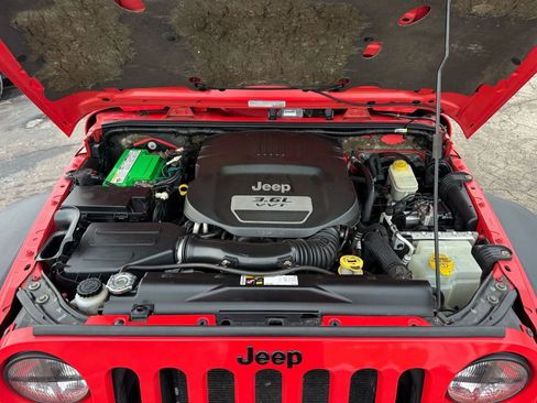 Used 2013 Jeep Wrangler Unlimited Sahara image 21