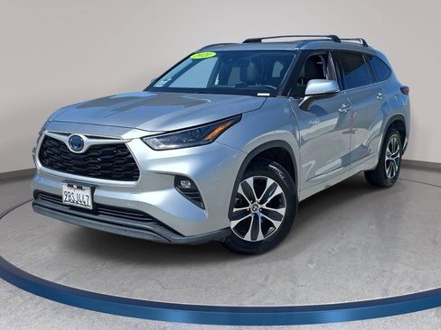 Used 2021 Toyota Highlander XLE FWD image 1