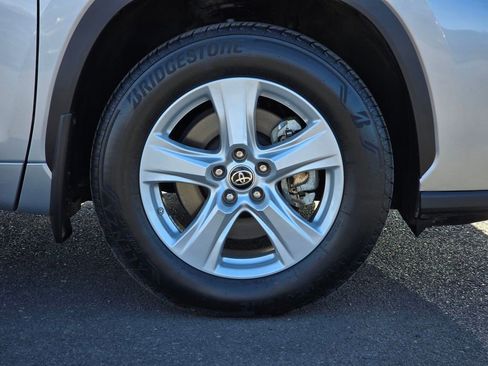 Used 2024 Toyota Highlander LE AWD/4WD image 9