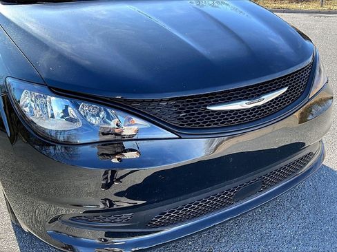 Used 2022 Chrysler Voyager LX image 31