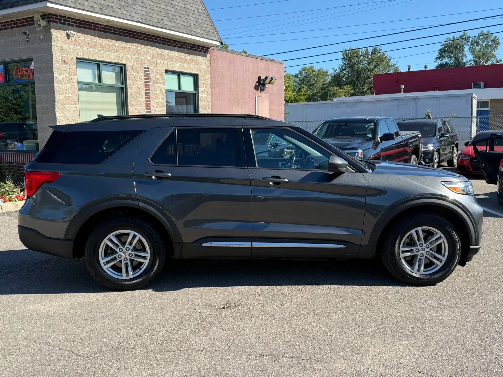 Used 2020 Ford Explorer XLT w/ Equipment Group 202A AWD/4WD image 4