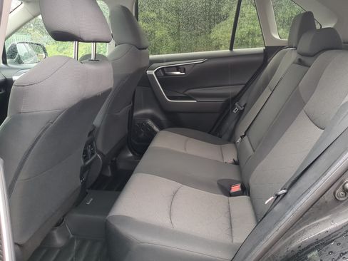 Used 2019 Toyota RAV4 XLE w/ Convenience Package FWD image 12