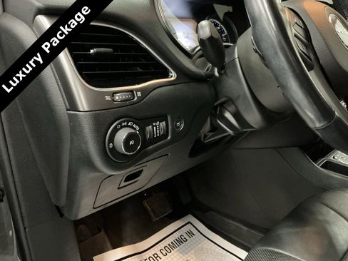 Used 2019 Jeep Cherokee Limited w/ Luxury Group image 18