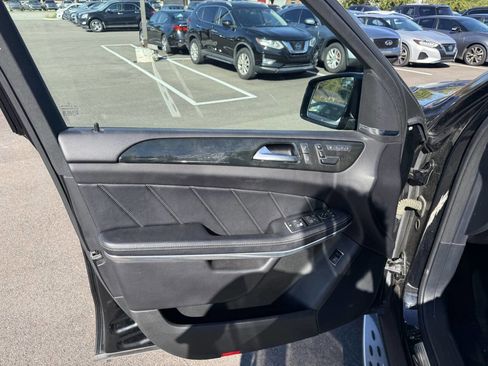 Used 2016 Mercedes-Benz GL 550 4MATIC image 17