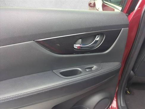 Used 2018 Nissan Rogue SV FWD image 9