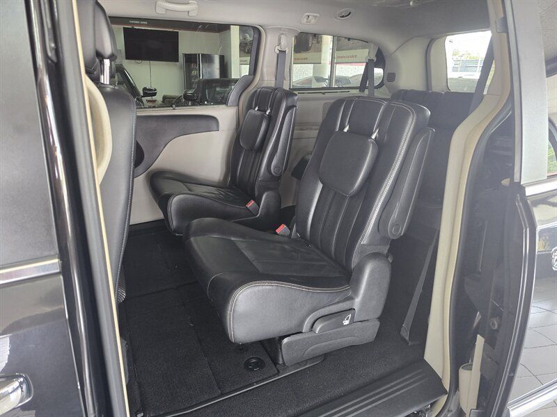 Used 2015 Chrysler Town & Country Touring w/ Driver Convenience Group FWD image 10