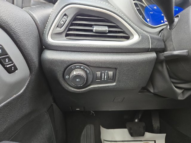 Used 2024 Chrysler Pacifica Limited FWD image 24