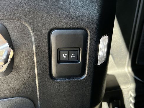 Used 2023 Land Rover Defender 110 X-Dynamic SE image 31