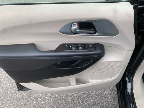 Used 2017 Chrysler Pacifica Touring Plus image 11