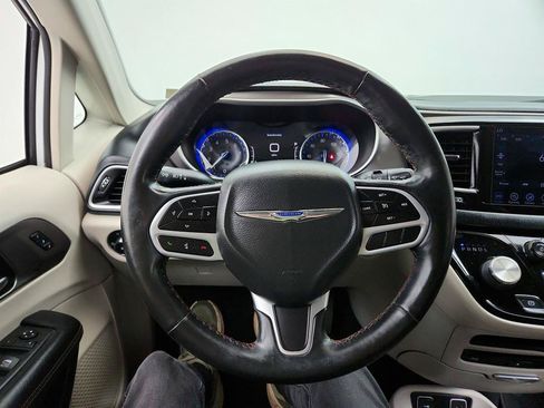 Used 2020 Chrysler Pacifica Touring-L Plus FWD image 16