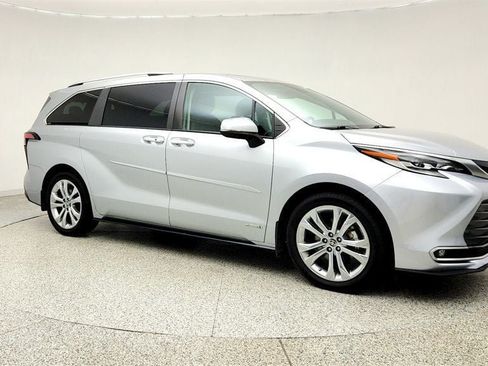 Used 2021 Toyota Sienna Platinum FWD image 3