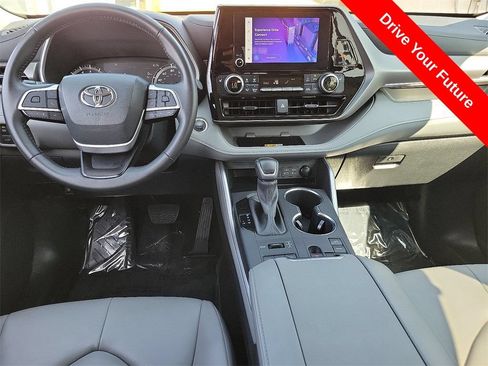 Used 2024 Toyota Highlander XLE AWD/4WD image 4