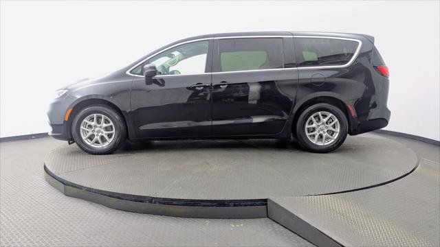 Used 2023 Chrysler Pacifica Touring-L FWD image 3