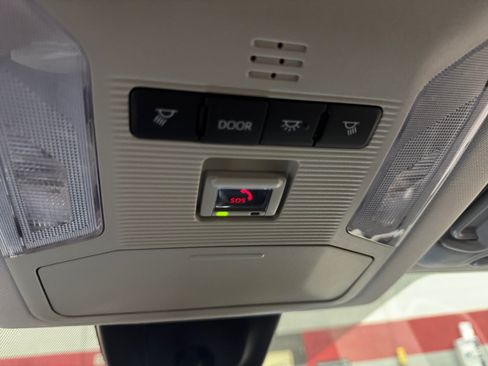 Used 2025 Toyota RAV4 XLE AWD/4WD image 31