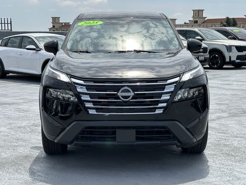 Used 2025 Nissan Rogue SV image 12