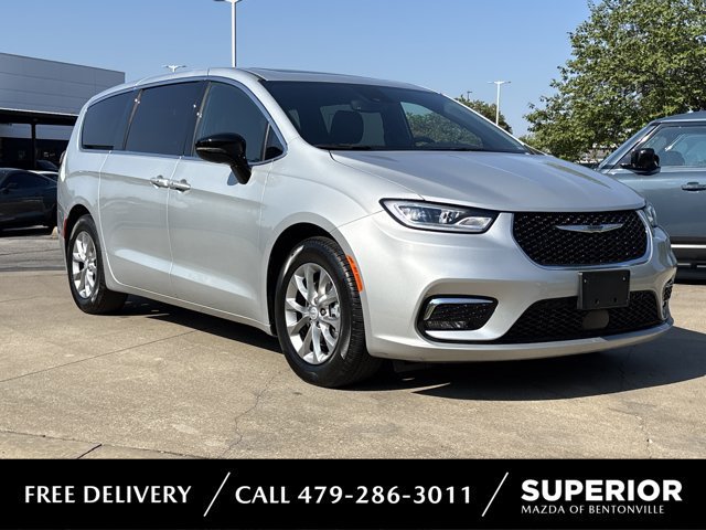 Used 2026 Chrysler Pacifica Limited FWD image 1