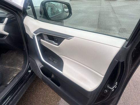 Used 2020 Toyota RAV4 XLE Premium image 20