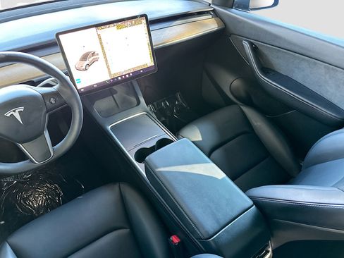 Used 2022 Tesla Model Y Long Range image 23