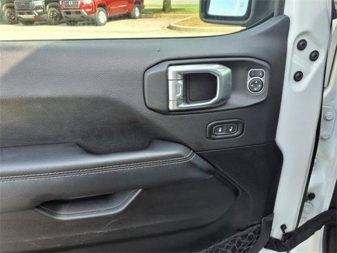 Used 2022 Jeep Wrangler Unlimited Sahara image 3