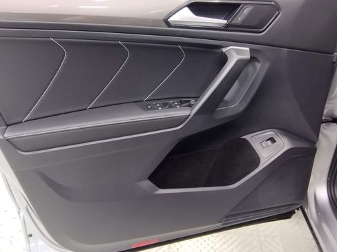 Certified 2024 Volkswagen Tiguan SE image 21