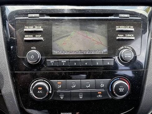 Used 2016 Nissan Rogue S FWD image 19