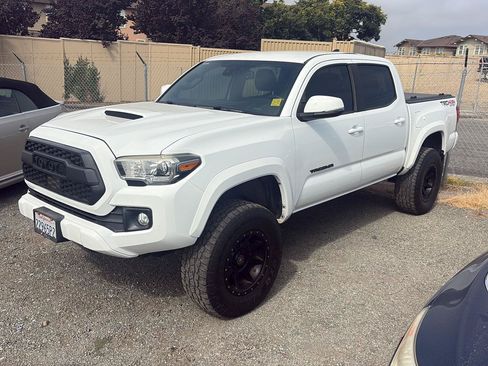 Used 2018 Toyota Tacoma TRD Sport w/ Technology Package AWD/4WD image 4