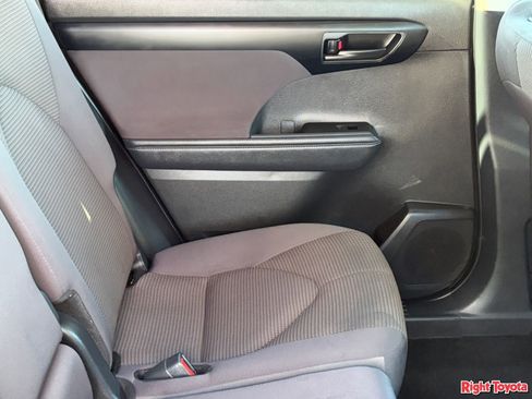 Used 2025 Toyota Highlander LE image 14