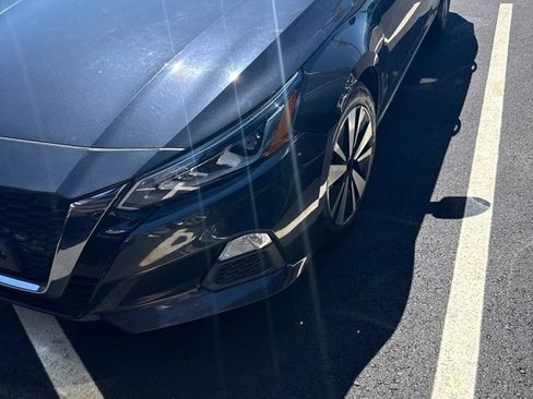 Used 2021 Nissan Altima 2.5 SV w/ SV Premium Package FWD image 1