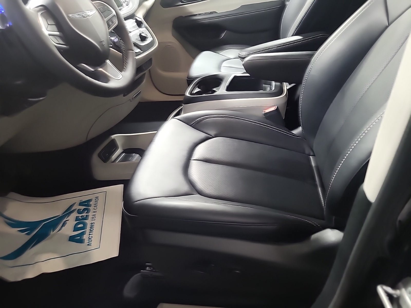Used 2024 Chrysler Pacifica Touring-L w/ Uconnect Theater Family Group FWD image 7