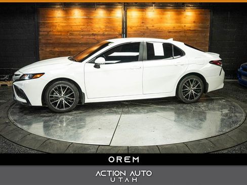 Used 2024 Toyota Camry SE image 1