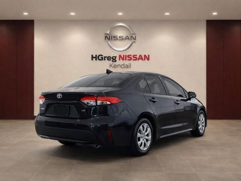 Used 2022 Toyota Corolla LE image 2