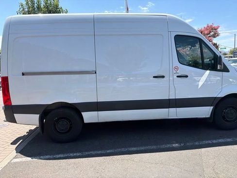 Used 2025 Mercedes-Benz Sprinter 2500 image 8