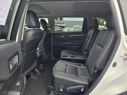 Used 2019 Toyota Highlander SE AWD/4WD image 4