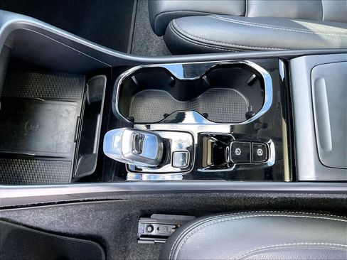 Used 2025 Volvo XC40 B5 Plus image 20