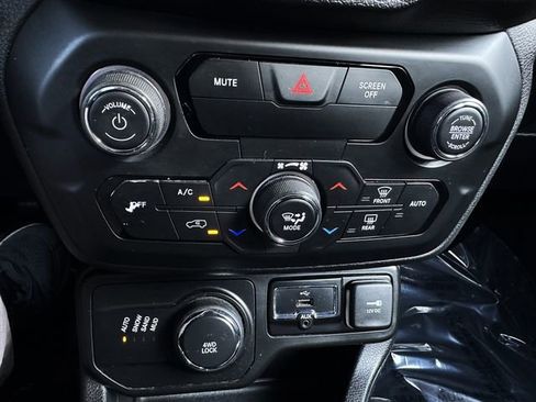 Used 2018 Jeep Renegade Altitude AWD/4WD image 29