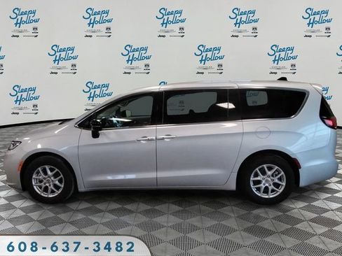 Used 2024 Chrysler Pacifica Touring-L image 8