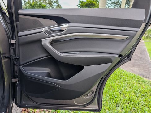 Used 2021 Audi e-tron Premium w/ Towing Package image 64