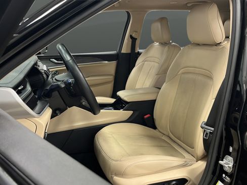 Used 2022 Jeep Grand Cherokee L Limited w/ Luxury Tech Group II AWD/4WD image 14