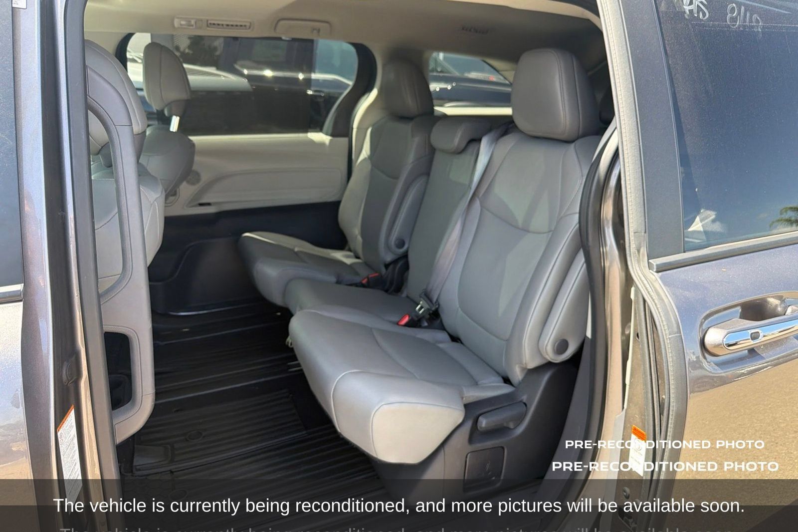 Used 2024 Toyota Sienna XLE FWD image 16