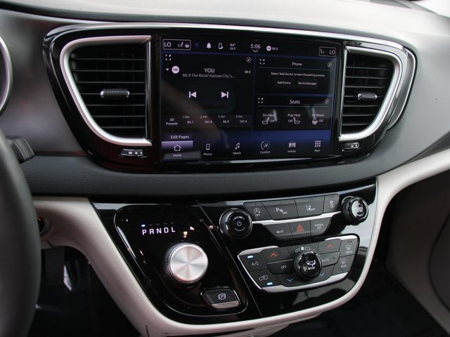 Used 2023 Chrysler Pacifica Touring-L FWD image 20