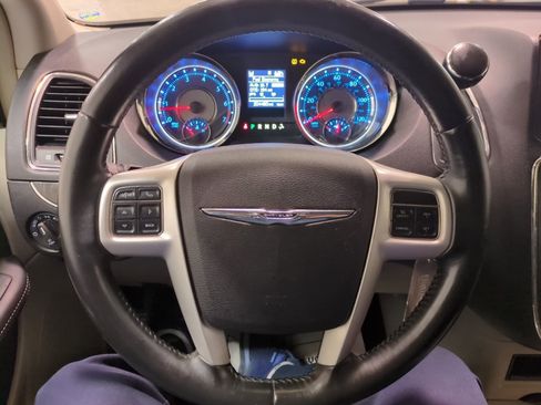 Used 2014 Chrysler Town & Country Touring image 19