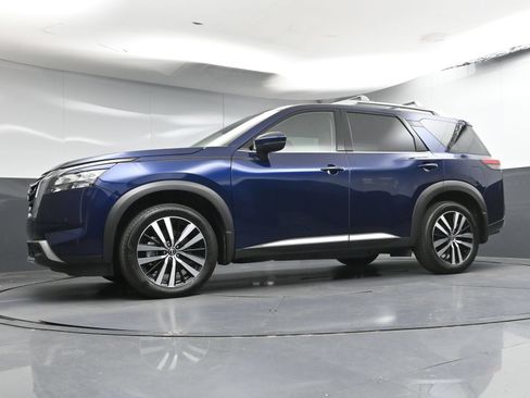 Certified 2025 Nissan Pathfinder Platinum FWD image 25