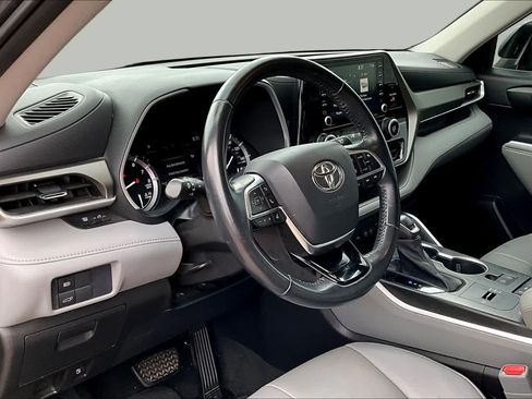 Used 2021 Toyota Highlander XLE FWD image 17
