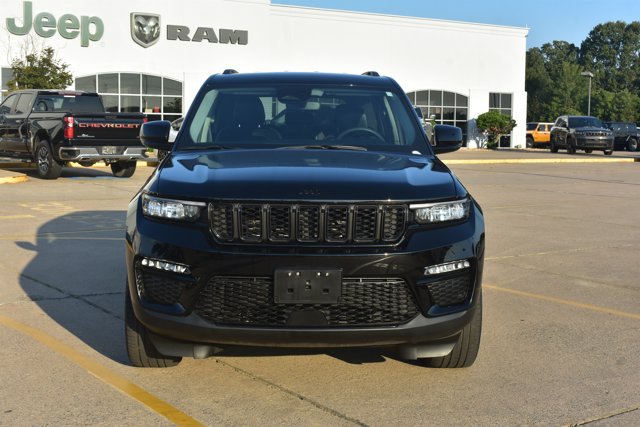 Used 2023 Jeep Grand Cherokee Limited w/ Black Appearance Package AWD/4WD image 2