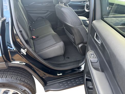 Used 2024 Jeep Grand Cherokee Laredo X image 21