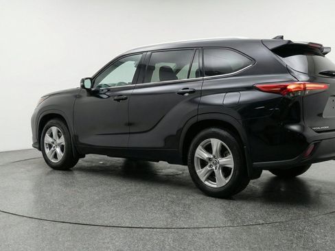 Used 2025 Toyota Highlander LE FWD image 6