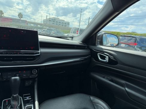 Used 2025 Jeep Compass Trailhawk image 34