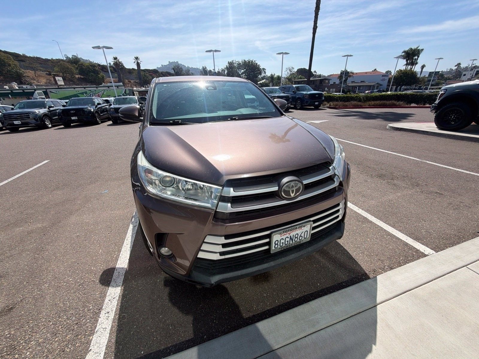 Used 2018 Toyota Highlander Plus w/ Carpet Mat Package (TMS) FWD image 4