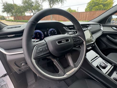 Used 2025 Jeep Grand Cherokee L Laredo w/ Luxury Tech Group I image 23